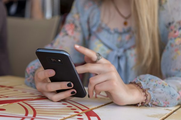 Quels sont les avantages du marketing par SMS pour les entreprises de services de nettoyage?