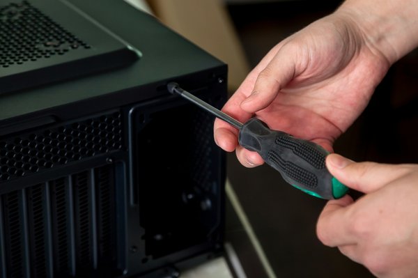 Comment configurer un routeur avec double bande pour optimiser la connectivité d'une maison intelligente ?